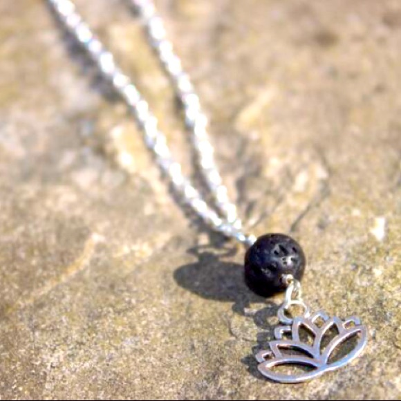 🆕Aromatherapy Diffuser Necklace with Lotus Silver - Picture 1 of 3